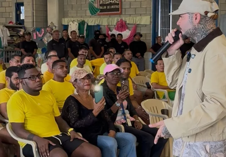 Farruko habla con la población penitenciaria, entre ellos Yemil. Foto: Cortesía