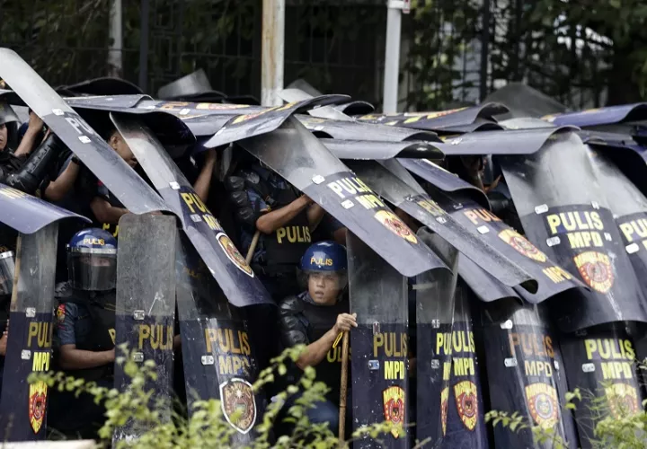 Los manifestantes congregados en el parque de Luneta procedieron a marchar hacia una zona cercana al palacio presidencial de Malacañang, entre un dispositivo policial reforzado para prevenir disturbios. Foto. EFE