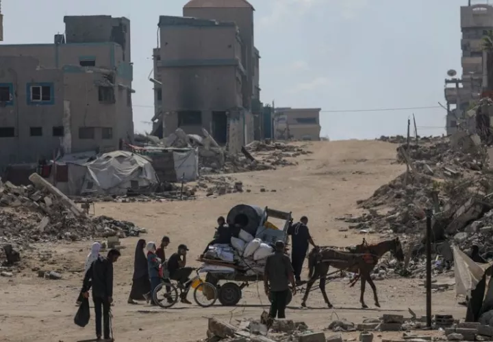 Palestinos desplazados internos evacuan Gaza hacia el sur de la Franja de Gaza durante una operación militar israelí. Foto: EFE