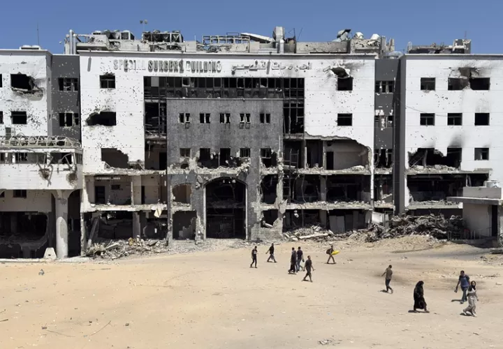 Vista de la fachada del Hospital Al Shifa en la ciudad de Gaza. EFE/Ahmad Awad