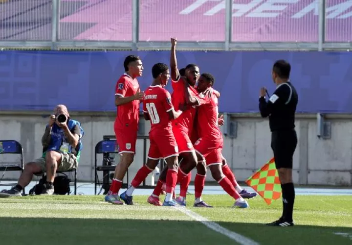 El panameño Gustavo Herrera alza la mano en celebración de su gol contra Ucrania. Foto: EFE