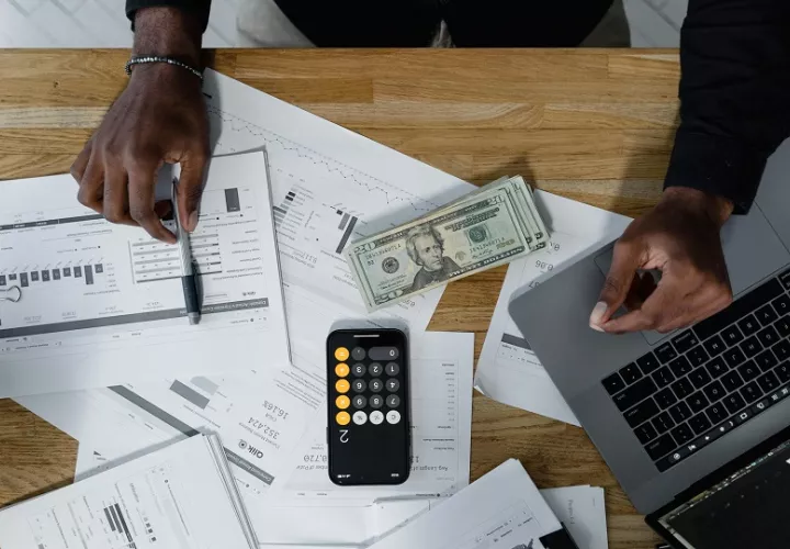 La educación financiera es clave para tomar decisiones informadas, evitar el sobreendeudamiento y planificar el futuro. Foto: Pexels