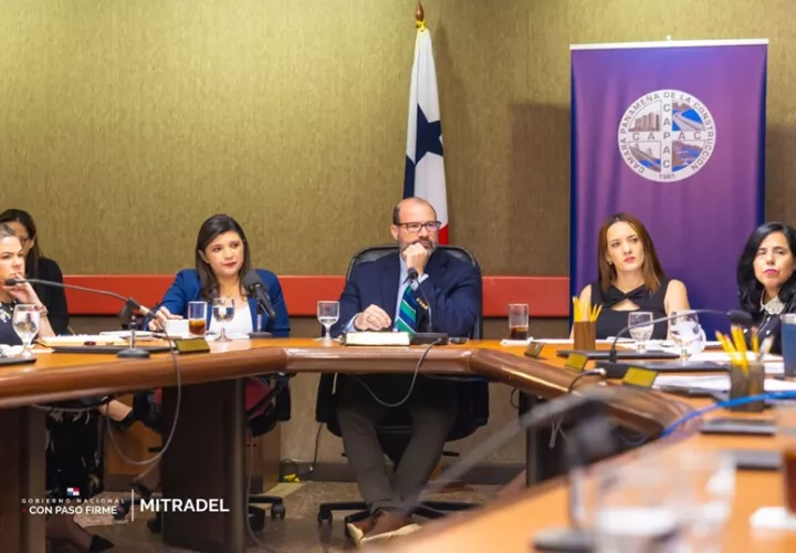  Muñoz  presentó ante la CAPAC, el informe de su primer año de gestión. Foto: Cortesía
