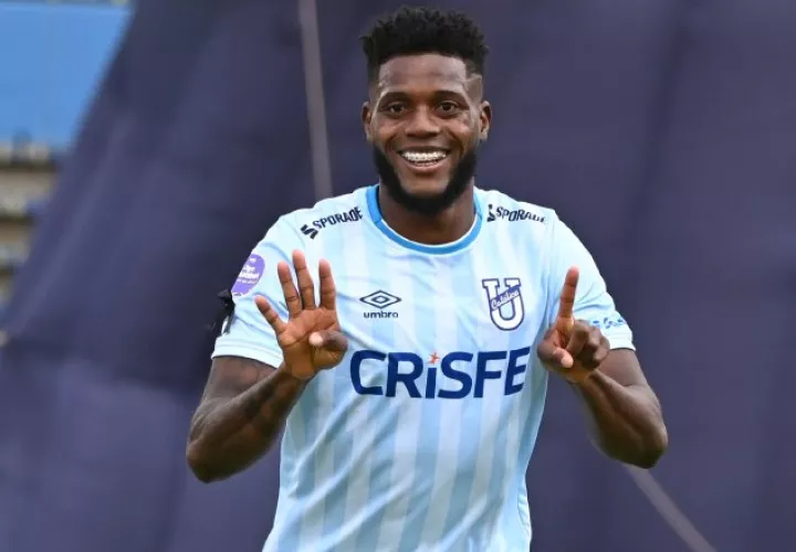El panameño José Fajardo con sus dos goles dio el triunfo a la Universidad Católica de Ecuador ante Deportivo Cuenca. Foto: @UCatolicaEC