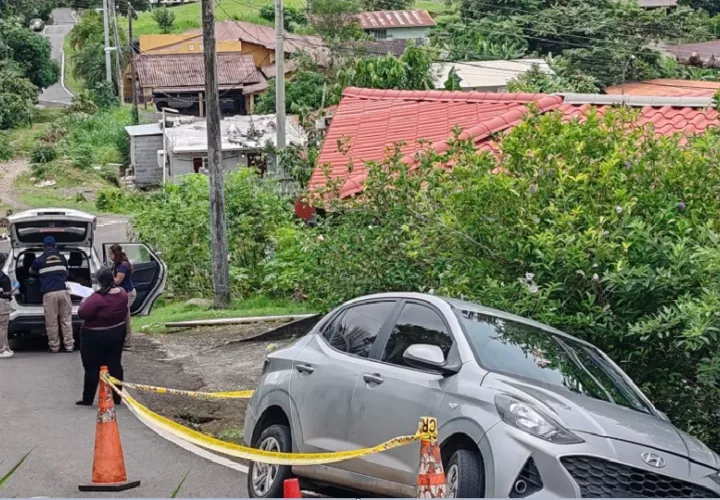 Luego fue ubicado un auto sedán, de color gris, abandonado en una calle del sector de la Industrial, corregimiento de Barrio Colón. Foto. Eric Montenegro