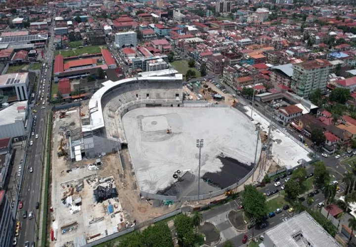 Trabajos en el estadio Mariano Bula en Colón. Pandeportes