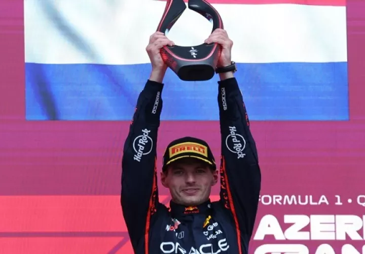 Verstappen festeja su triunfo en Bakú. Foto: EFE