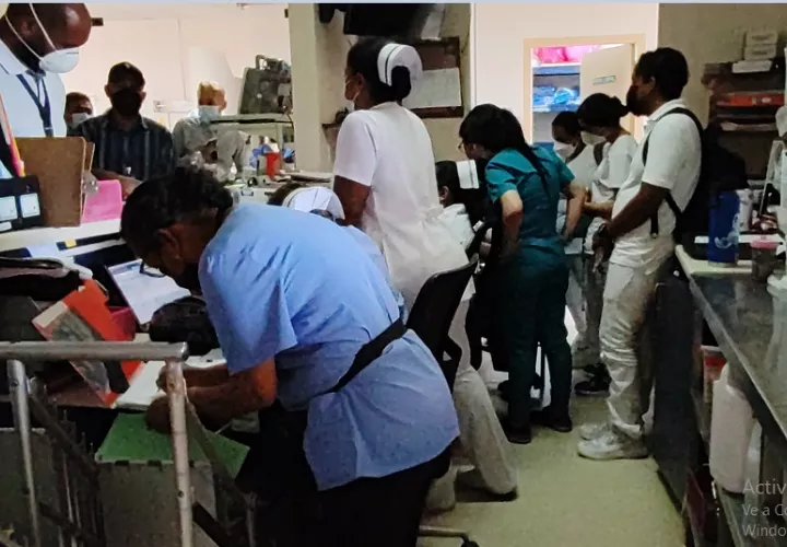 Los médicos y profesionales que laboran en este hospital aseguran que los recortes presupuestarios se están reflejando en la escasez de medicamentos e insumos básicos. Foto. Eric Montenegro