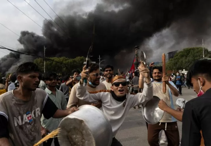Manifestantes nepalíes frente al palacio Singha Durbar. Foto: EFE