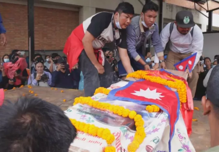 Funerales de las víctimas tras el levantamiento juvenil.