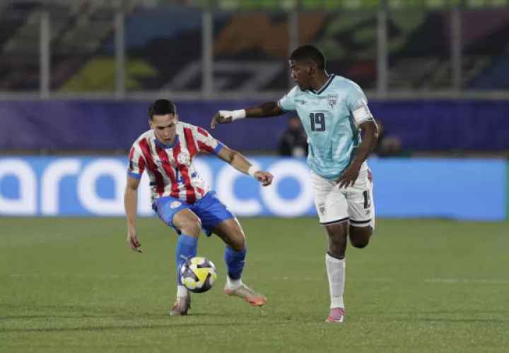 Alexandro Maidana (i) de Paraguay disputa el balón con Rafael Mosquera de Panamá. Foto: EFE