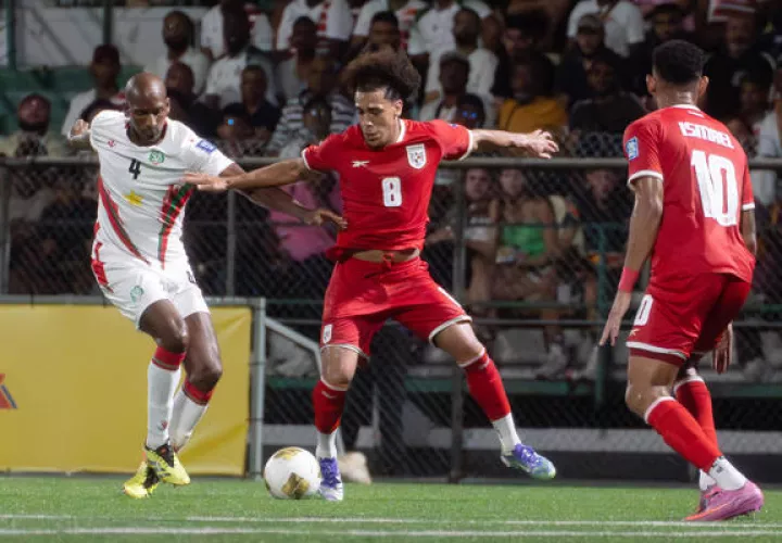 Dion Malone,de Surinam (izq.), disputa el balón con Adalberto Carrasquilla, de Panamá en un partido por las eliminatorias a la Copa Mundial 2026. Foto: EFE