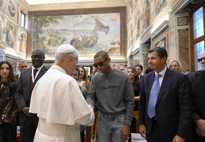 El papa León XIV saludó al cantante Pharrell Williams en el Vaticano, en una audiencia celebrada un día antes de un concierto. Foto: EFE
