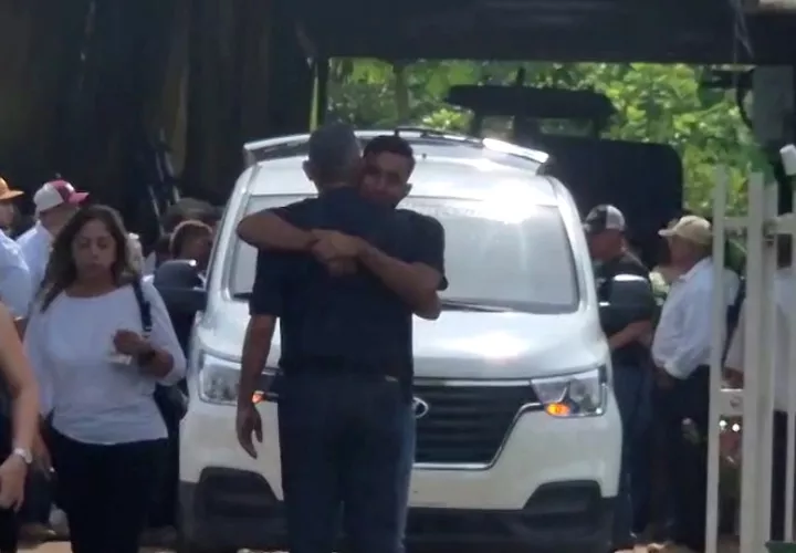 Los Higos lloró con profundo dolor en el sepelio de Nivia Bosquez, una mujer muy querida en su comunidad. Foto. Thays Domínguez