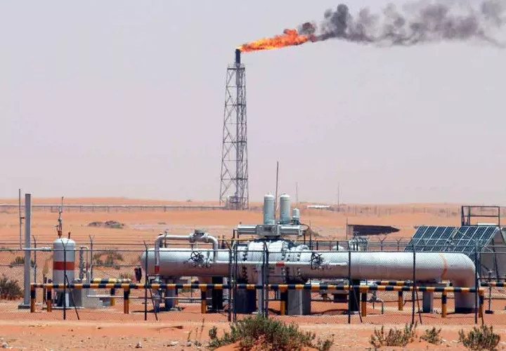 Yacimiento de petróleo Khurais en el desierto, a unos 160 kilómetros de Riyadh. Foto EFE