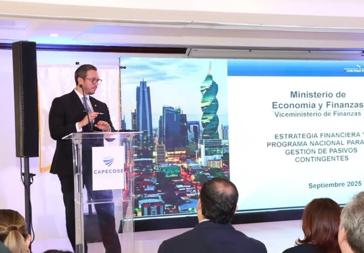 El ministro del MEF encargado, Fausto Fernández, durante su participación en el foro. Foto: Cortesía