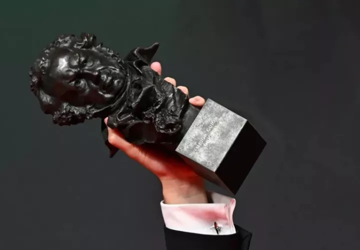 Goya que ganó el guionista Eduard Sola a mejor guion original por ‘Casa en flames’. Foto: EFE / Miguel Ángel Molina