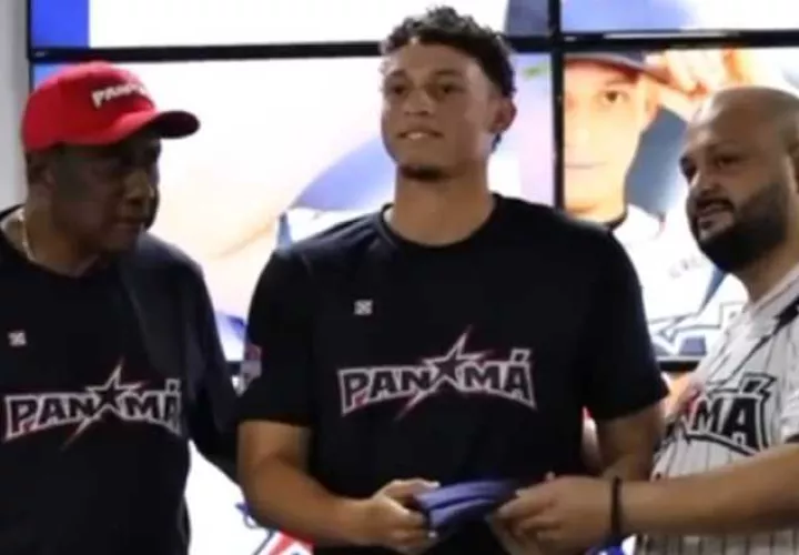 El capitán del equipo panameño de béisbol U23, Adrián Sugastey (cent,) y el coach Aníbal Reluz (izq.). Foto: Fedebeis