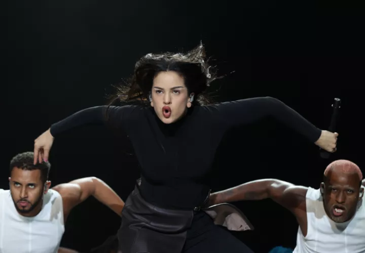 Rosalía es experta en crear un universo estético y simbólico entorno a sus canciones.  Foto: EFE / Kiko Huesca