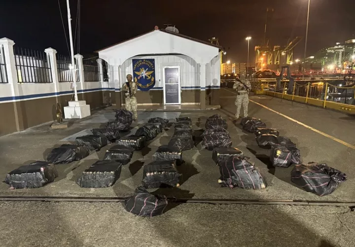 El tipo de droga y el peso total no fueron precisados por las autoridades, pero los paquetes de sustancia ilícita pesan un kilo y la cocaína es la que más se trafica por los puertos de panameños. Foto. Senan