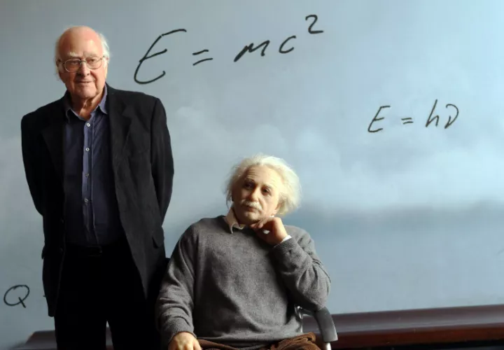 Peter Higgs, autor de la teoría del 'bosón de Higgs', posa junto la escultura de Albert Einstein en el CosmoCaixa de Barcelona.  Foto: EFE / Toni Albir