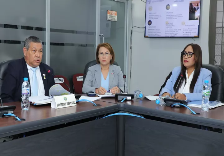 Representantes del Tribunal Administrativo de la Función Pública en su comparecencia ante la Comisión de Presupuesto de la Asamblea. Foto: Cortesía
