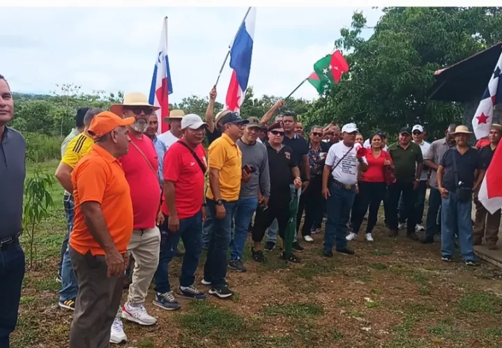 Los jubilados llevaron a cabo una marcha pacífica hacia la gobernación de Veraguas, donde entregaron un documento formal con sus reclamos. Foto. Melquiades Vásquez