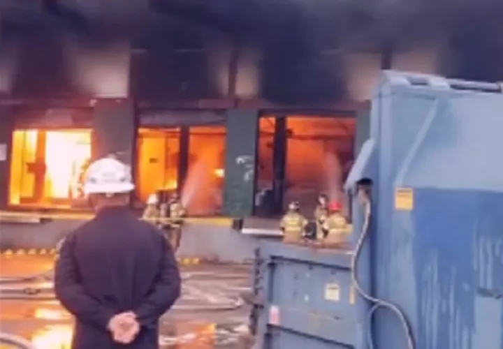 El incendió se declaró cerca delas 4:30 dela tarde. Foto. Tomada del video del Cuerpo de Bomberos