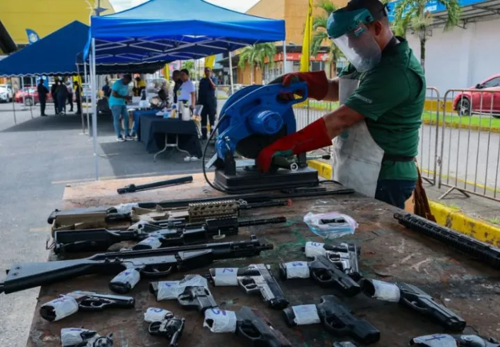 Destrucción de las armas recolectadas. Foto: Cortesía