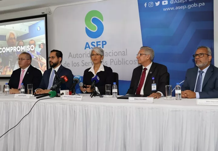 La administradora de la Asep, Zelmar Rodríguez, da detalles de la evolución de las multas impuestas a las distribuidoras. Foto: Cortesía Asep