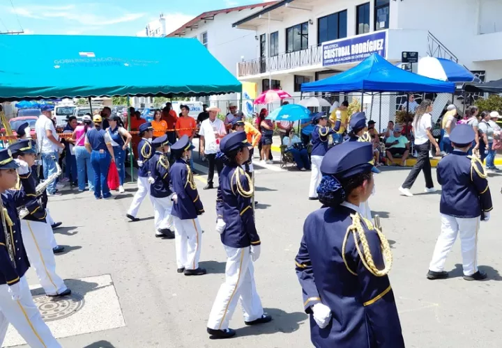 Entre el sonido del tambor y el repique de las bandas, Chitré y Los Pozos celebraron con orgullo sus aniversarios de fundación. Foto. Thays Domínguez