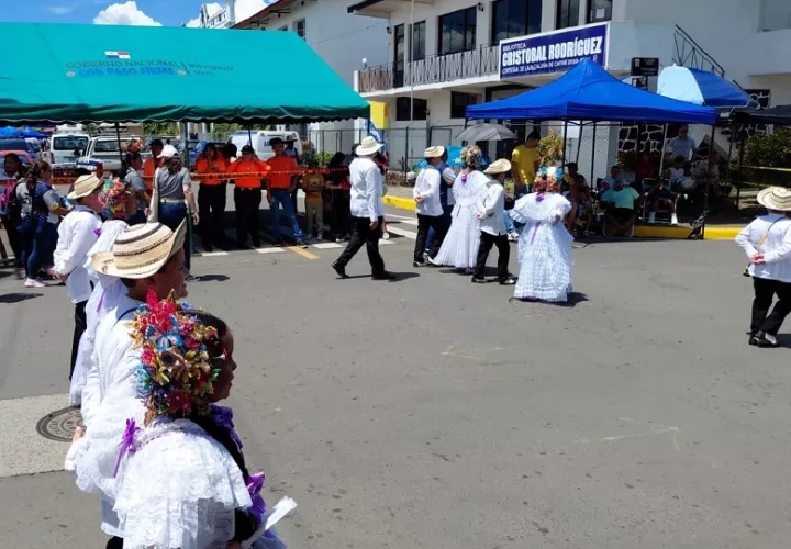 Entre el sonido del tambor y el repique de las bandas, Chitré y Los Pozos celebraron con orgullo sus aniversarios de fundación. Foto. Thays Domínguez
