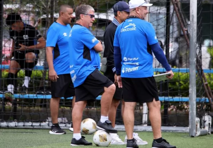 El cuerpo técnico que lidera Hernán 'El Bolillo' Gómez observa los entrenamientos. Foto: EFE
