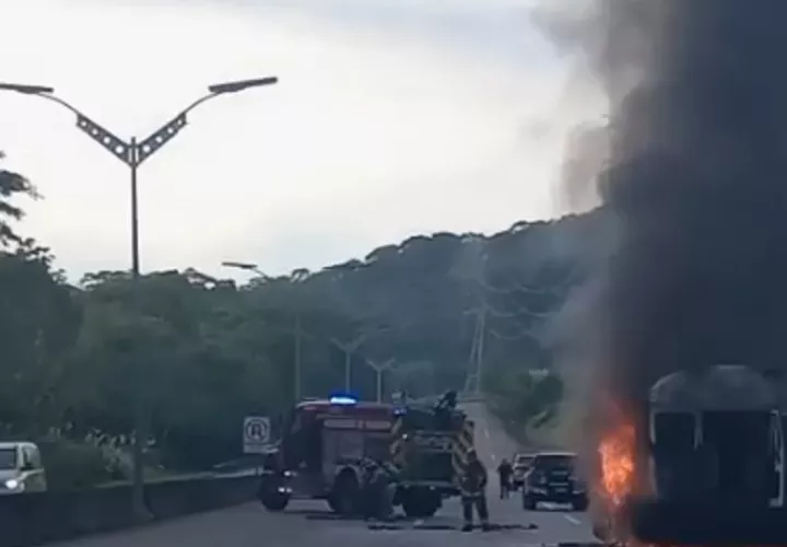 Los bomberos de Panamá atendieron la emergencia con cuatro unidades de extinción y de la Oficina de Seguridad.
