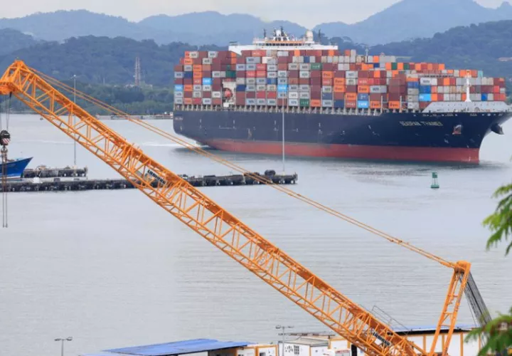 Un buque portacontenedores cruza el Canal de Panamá hacia el océano pacífico. Foto: EFE