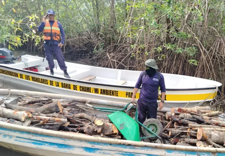 La embarcación fue ubicada en el sector de Puerto La Zona, Estero Quebrada de Agua Sucia, corregimiento de Bejuco, distrito de Chame. Foto. MiAmbiente
