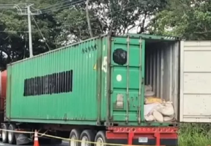 Los falsos uniformados decidieron interceptar con un pick-up y una camioneta al camión de carga.