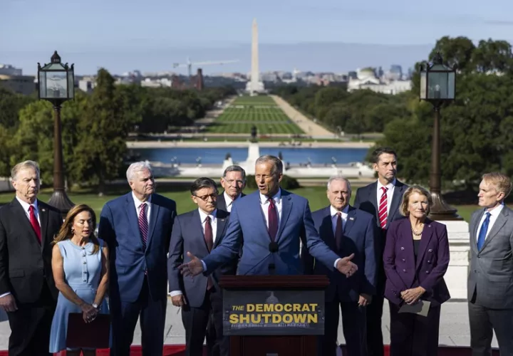 Líderes republicanos hablan con los medios sobre el cierre del gobierno desde el Capitolio. Foto: EFE