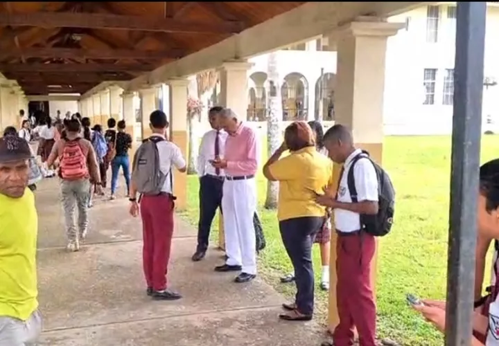 El pasado viernes a los padres de familia junto a sus hijos se les orientó sobre los protocolos de seguridad y de igual manera para que participen en la escuela para padres. Foto. Diómedes Sánchez