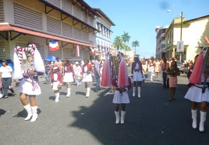 Los colonenses esperan hasta horas de la noche para observar la participación de las bandas independientes en corregimientos como Cativá, San Juan, Sabanitas, Puerto Pilón y otras localidades. Foto. Archivo
