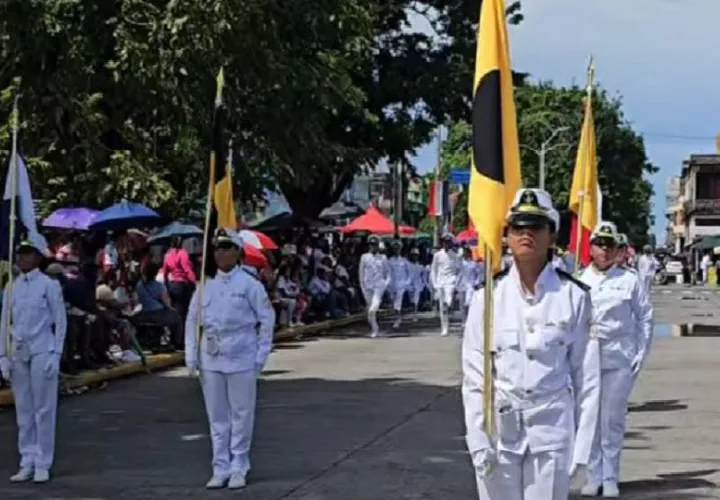 Las delegaciones estudiantiles se preparan para los desfiles patrios. 