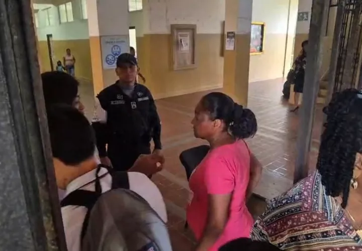 El pasado viernes a los padres de familia junto a sus hijos se les orientó sobre los protocolos de seguridad y de igual manera para que participen en la escuela para padres. Foto. Diómedes Sánchez
