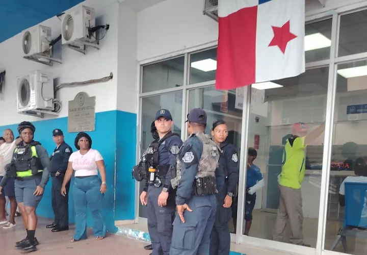 El hospital quedó rodeado de agentes de la Policía Nacional, mientras se inician las investigaciones sobre este caso de violencia dentro de un plantel educativo en Colón. Foto. Diómedes Sánchez