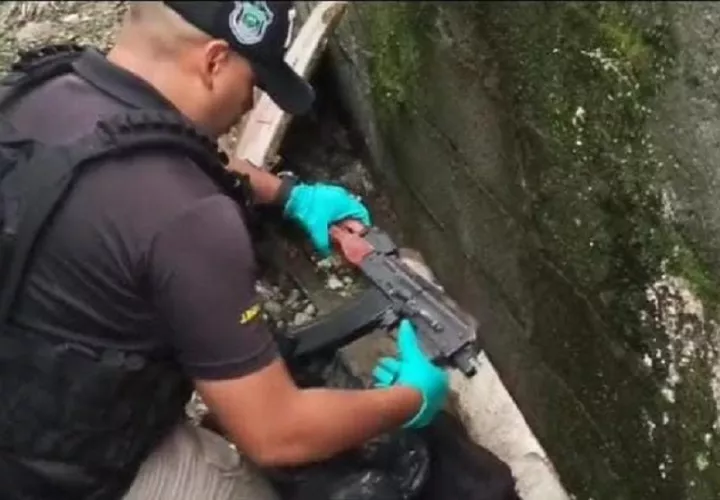 El fusil y los aprehendidos fueron puestos a órdenes de las instancias judiciales para continuar con las investigaciones. Foto. Policía Nacional