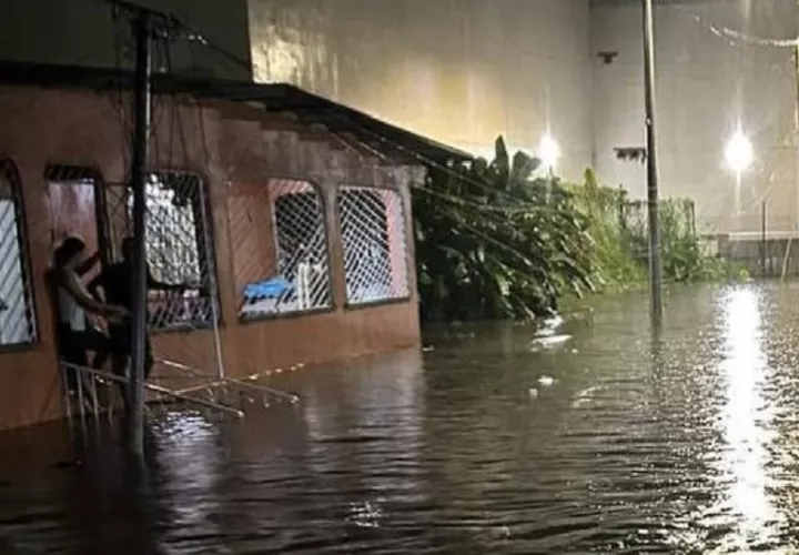 Algunos ciudadanos precisan que gran parte de las inundaciones se debe a que  se tira basura en las calles y cunetas. Foto. Dióedes Sánchez
