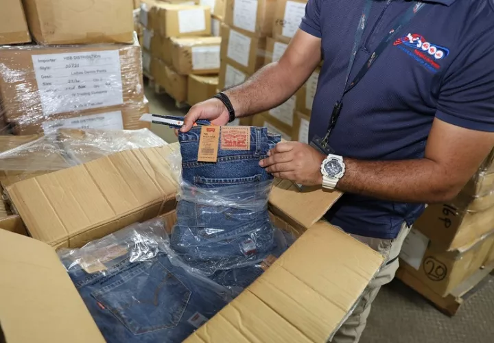 En la incursión se dio con el hallazgo de mercancía presuntamente falsificada de marcas reconocidas en el territorio nacional.