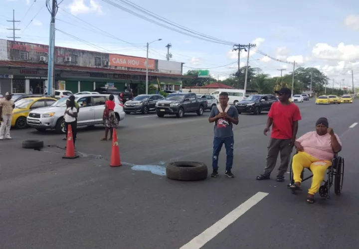 Días atrás, estos pacientes y familiares cerraron la carretera, en esa oportunidad las autoridades se habían comprometido con reemplazar esta máquina. Foto. Diómedes Sánchez