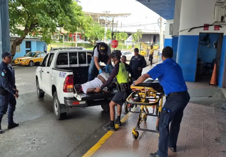 El conductor del selectivo llegó al hospital pero ya no tenía signos vitales. Foto. Diomedes Sánchez