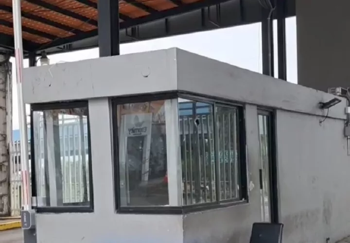 Un  ciudadano llegó nuevamente a esta garita de seguridad e hizo varios disparos contra de los presentes, pero que dieron en las ventanas de vidrio de ese recinto. Foto. Diómedes Sánchez