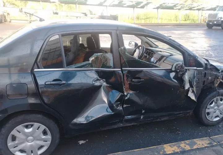 Se detalló que el conductor del vehículo logró salir. Foto. Diómedes Sánchez